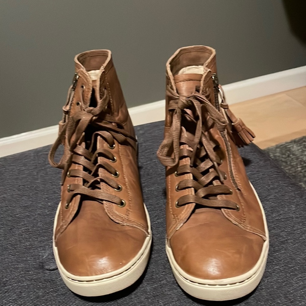 UGG leather high top shoe that lace up and a functional zipper 😎
